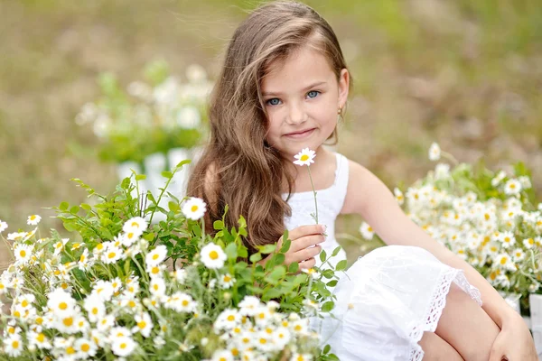 Портрет красивої дівчинки з квітами — стокове фото