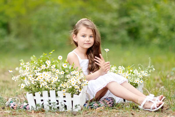 Portrét krásné holčičky s květinami — Stock fotografie