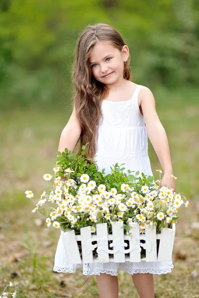 Portrait d'une belle petite fille aux fleurs — Photo