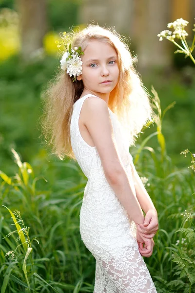 Çiçekli güzel bir kızın portresi.