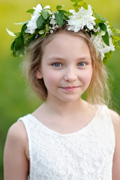 Ritratto di una bella bambina con fiori — Foto Stock