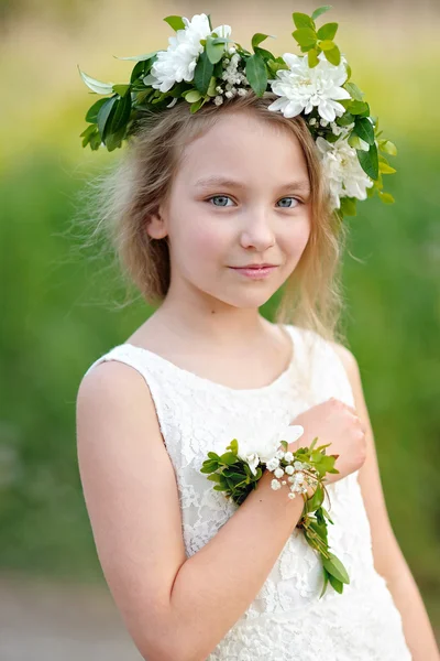 一个带着花的漂亮小女孩的肖像 — 图库照片
