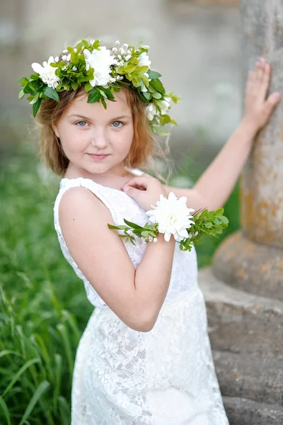 Portrét krásné holčičky s květinami — Stock fotografie