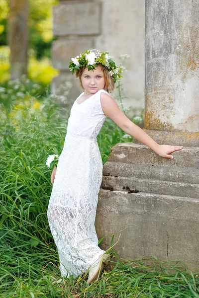 Porträt eines schönen kleinen Mädchens mit Blumen — Stockfoto