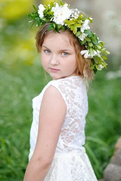 Çiçekli güzel bir kızın portresi.