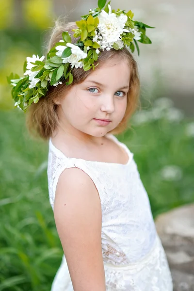 Çiçekli güzel bir kızın portresi.