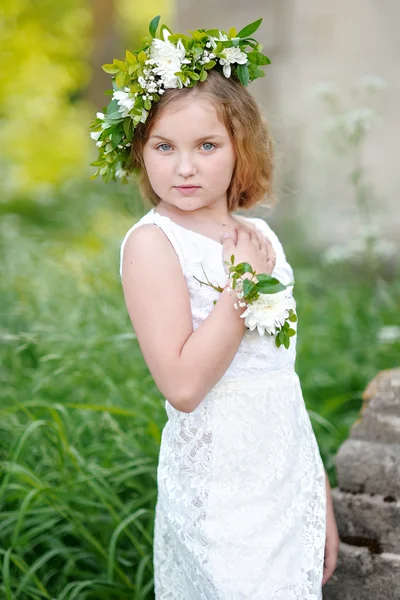 Porträt eines schönen kleinen Mädchens mit Blumen — Stockfoto