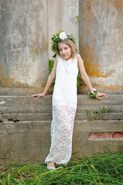 Çiçekli güzel bir kızın portresi.