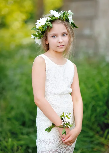 Retrato de uma linda menina com flores — Fotografia de Stock