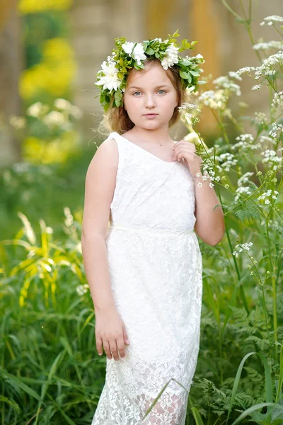 Çiçekli güzel bir kızın portresi.