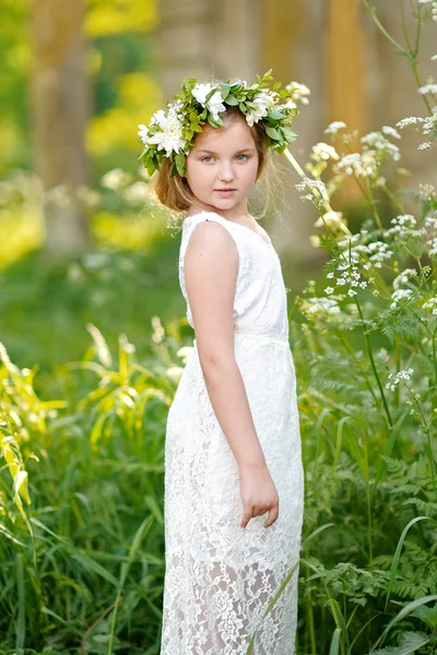 Portré egy gyönyörű kislányról virágokkal — Stock Fotó