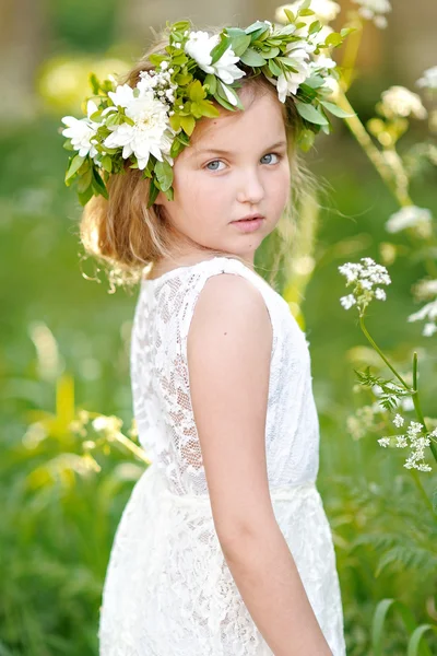 Porträt eines schönen kleinen Mädchens mit Blumen — Stockfoto