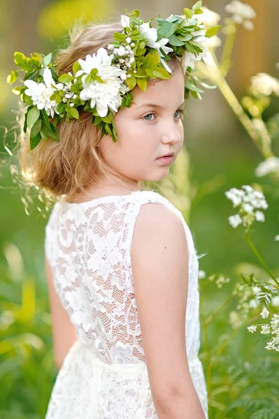 Retrato de una hermosa niña con flores —  Fotos de Stock