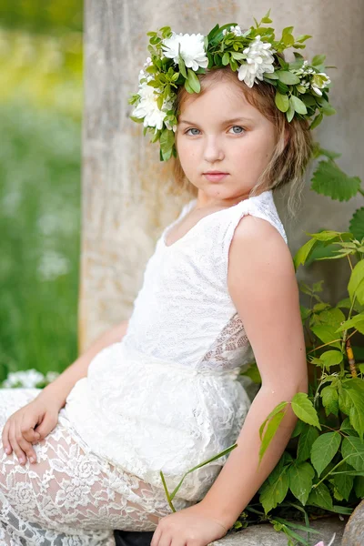 Çiçekli güzel bir kızın portresi.
