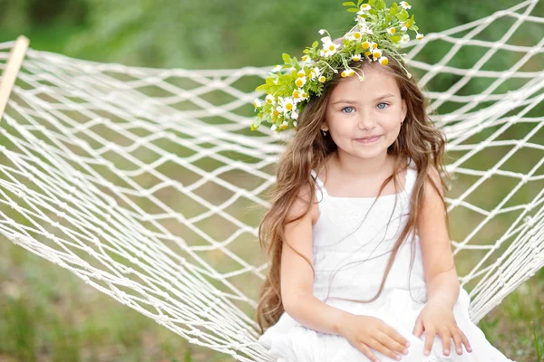 Ritratto di una bella bambina con fiori — Foto Stock