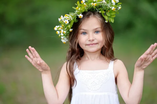 Ritratto di una bella bambina con fiori — Foto Stock