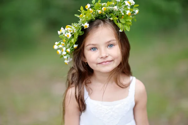 Retrato de uma linda menina com flores — Fotografia de Stock