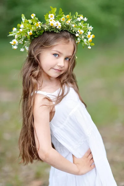 Çiçekli güzel bir kızın portresi.