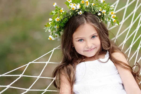 Porträt eines schönen kleinen Mädchens mit Blumen — Stockfoto