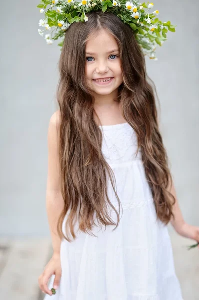 Retrato de una hermosa niña con flores —  Fotos de Stock