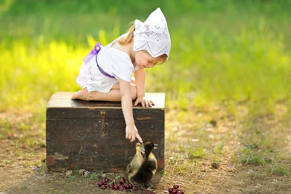 Portrait de petite fille en plein air en été — Photo