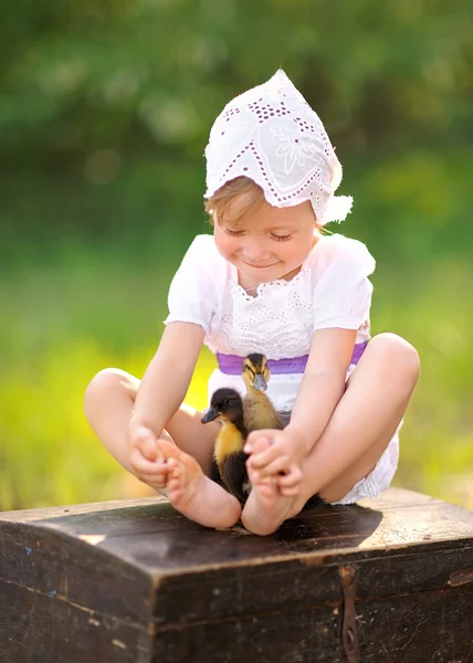 Portrait de petite fille en plein air en été — Photo