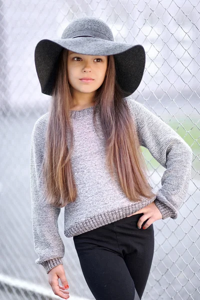 Retrato de uma linda menina da moda — Fotografia de Stock