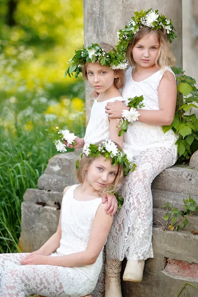 Retrato de tres niñas en un estilo de boda —  Fotos de Stock