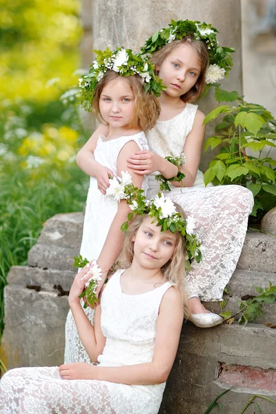 Портрет трех девушек в свадебном стиле — стоковое фото