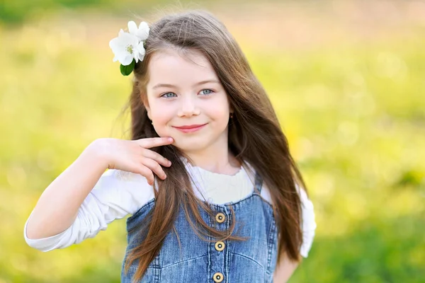 Yazın açık havada küçük bir kızın portresi.