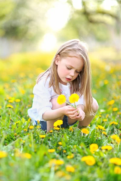 Ritratto di bambina all'aperto in estate — Foto Stock