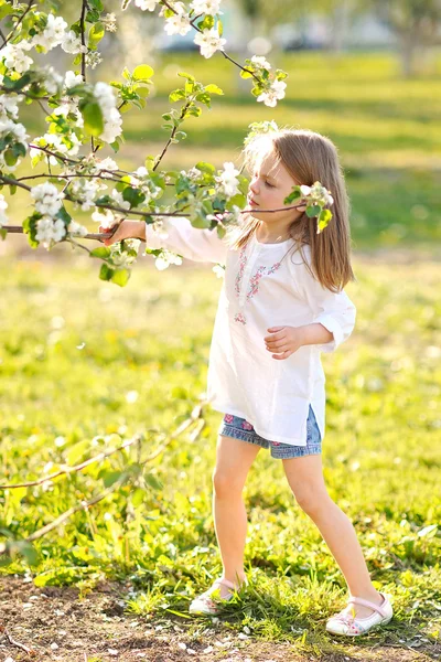 Portrait de petite fille en plein air en été — Photo