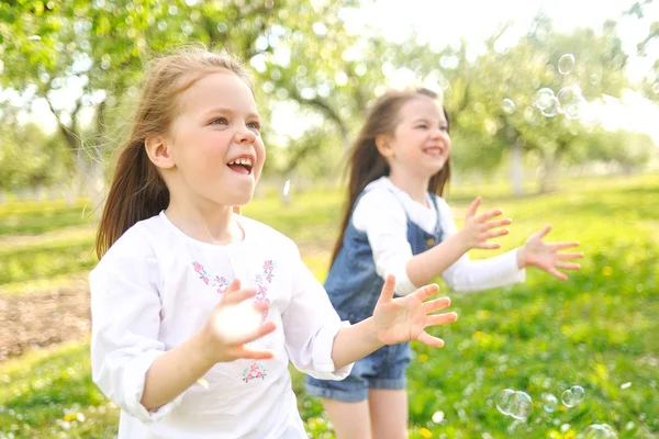 Porträtt av två flickor i den skogen girlfriends — Stockfoto