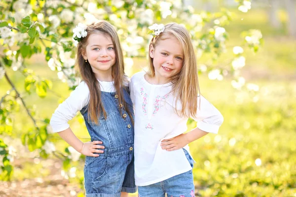 Portrait de deux filles dans les bois copines — Photo