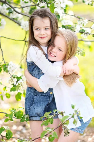 Portrét dvou dívek v lese přítelkyně — Stock fotografie
