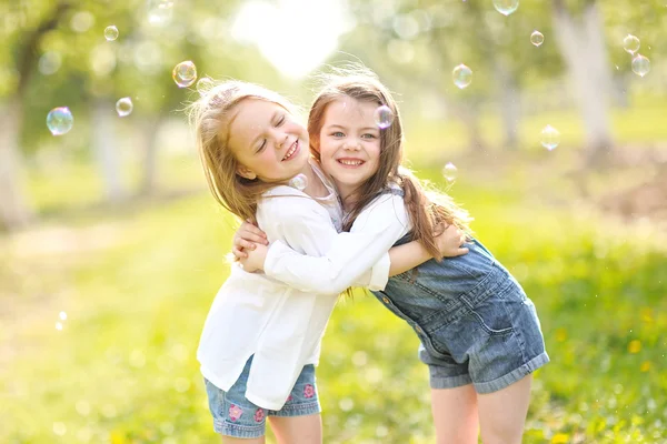 Portrait de deux filles dans les bois copines — Photo