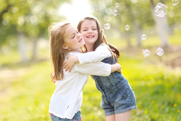 iki kız olarak ormanda kız portre