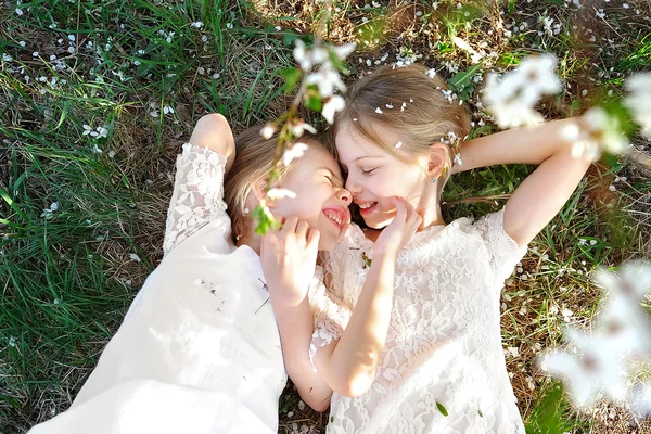 Porträtt av två små flickor flickvänner våren — Stockfoto