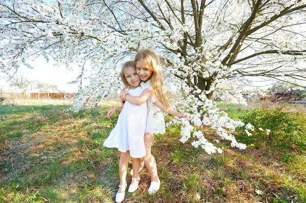 Retrato de duas meninas namoradas primavera — Fotografia de Stock
