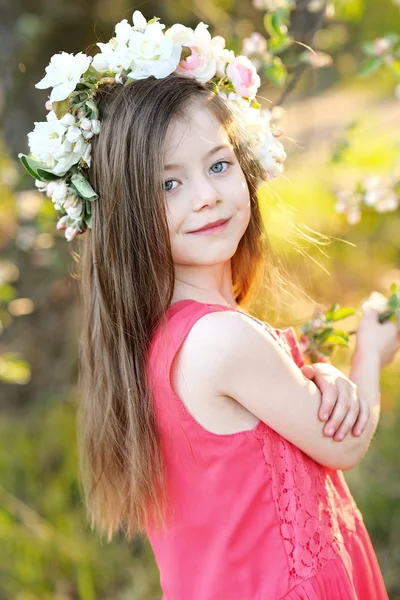 Portrait de petite fille en plein air en été — Photo