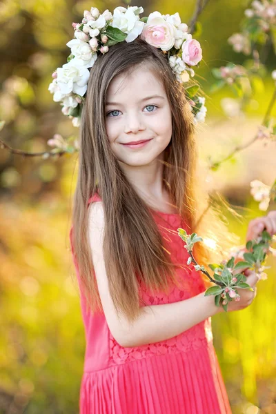 Yazın açık havada küçük bir kızın portresi.