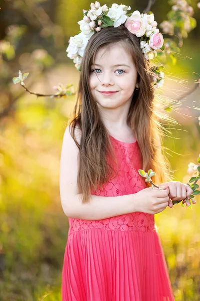 Retrato de menina ao ar livre no verão — Fotografia de Stock