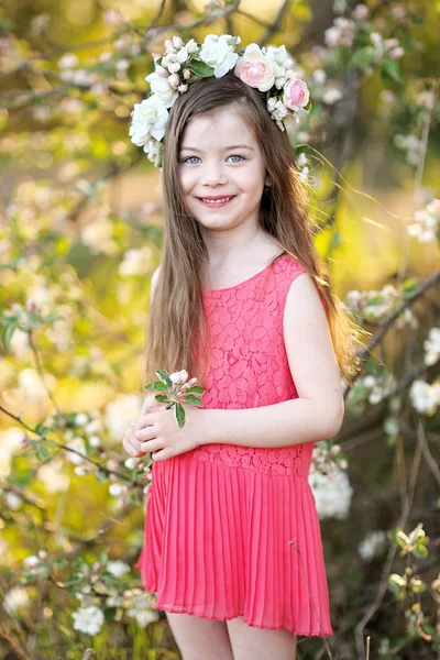 Portrait of little girl outdoors in summer — Stock Photo, Image