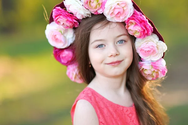 Portrait de petite fille en plein air en été — Photo