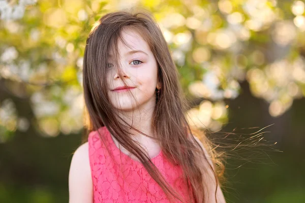 Retrato de niña al aire libre en verano —  Fotos de Stock