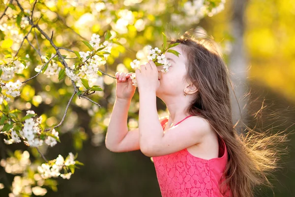 Porträt eines kleinen Mädchens im Sommer — Stockfoto