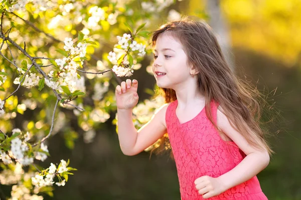 Porträt eines kleinen Mädchens im Sommer — Stockfoto