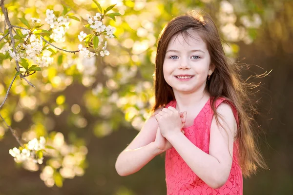 Portret van klein meisje buiten in de zomer — Stockfoto