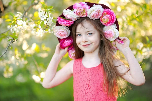 Yazın açık havada küçük bir kızın portresi.