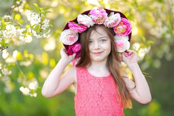 Ritratto di bambina all'aperto in estate — Foto Stock